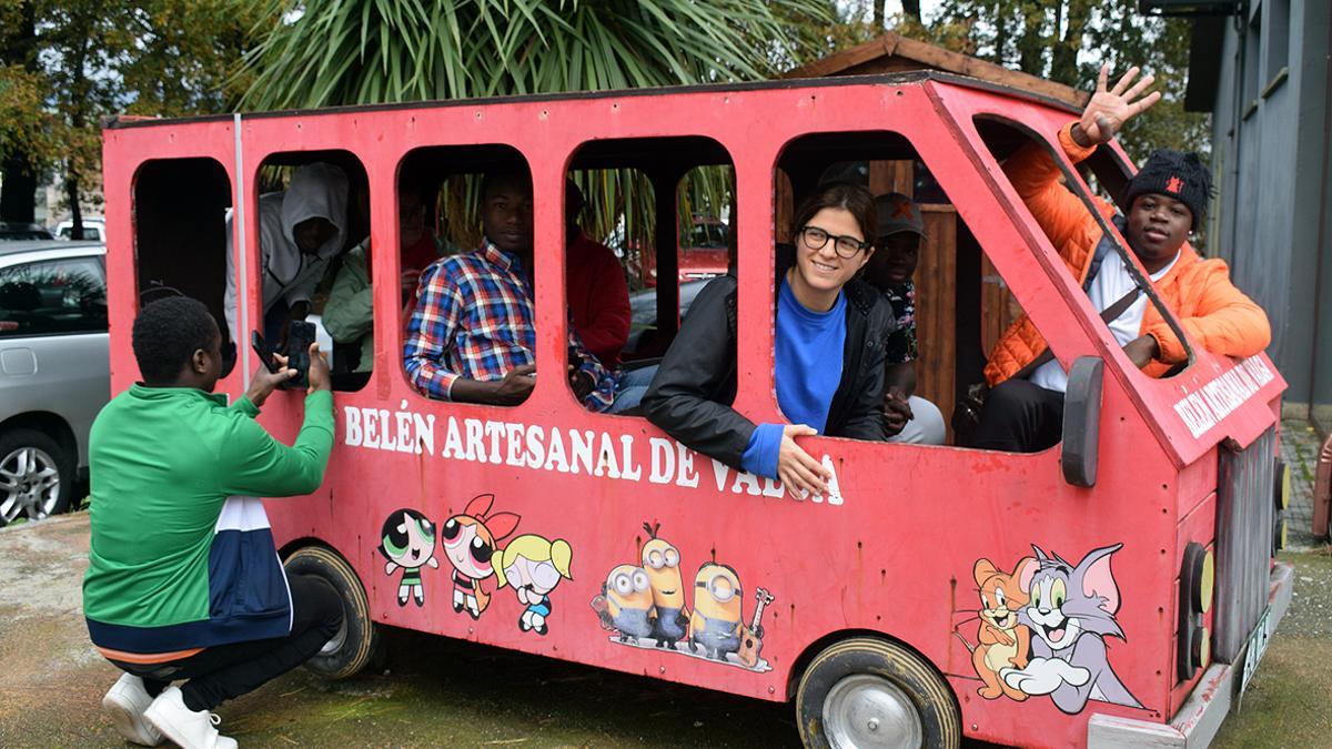 Una de las visitas en grupo al Belén Artesanal en Movimiento de Campaña (Valga).