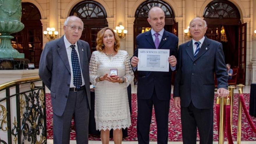 Momento tras la entrega de la medalla en un prestigioso hotel de París.