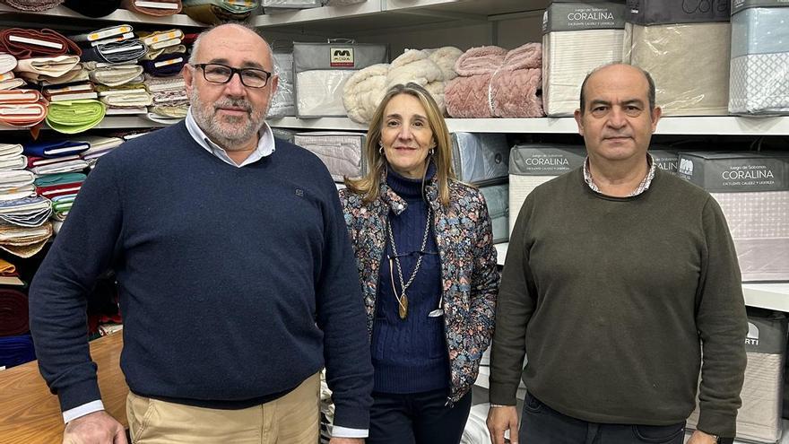 A la izquierda, Juan Jesús Amado, propietario de 'Tejidos Amado' en Cáceres.