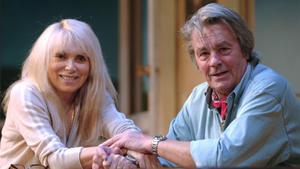 Mireille Darc, junto a Alain Delon, en enero del 2007.