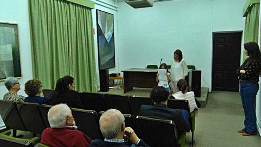 Rocío Pinilla, junto a una niña, participa en la celebración en la Biblioteca del Día del Libro.