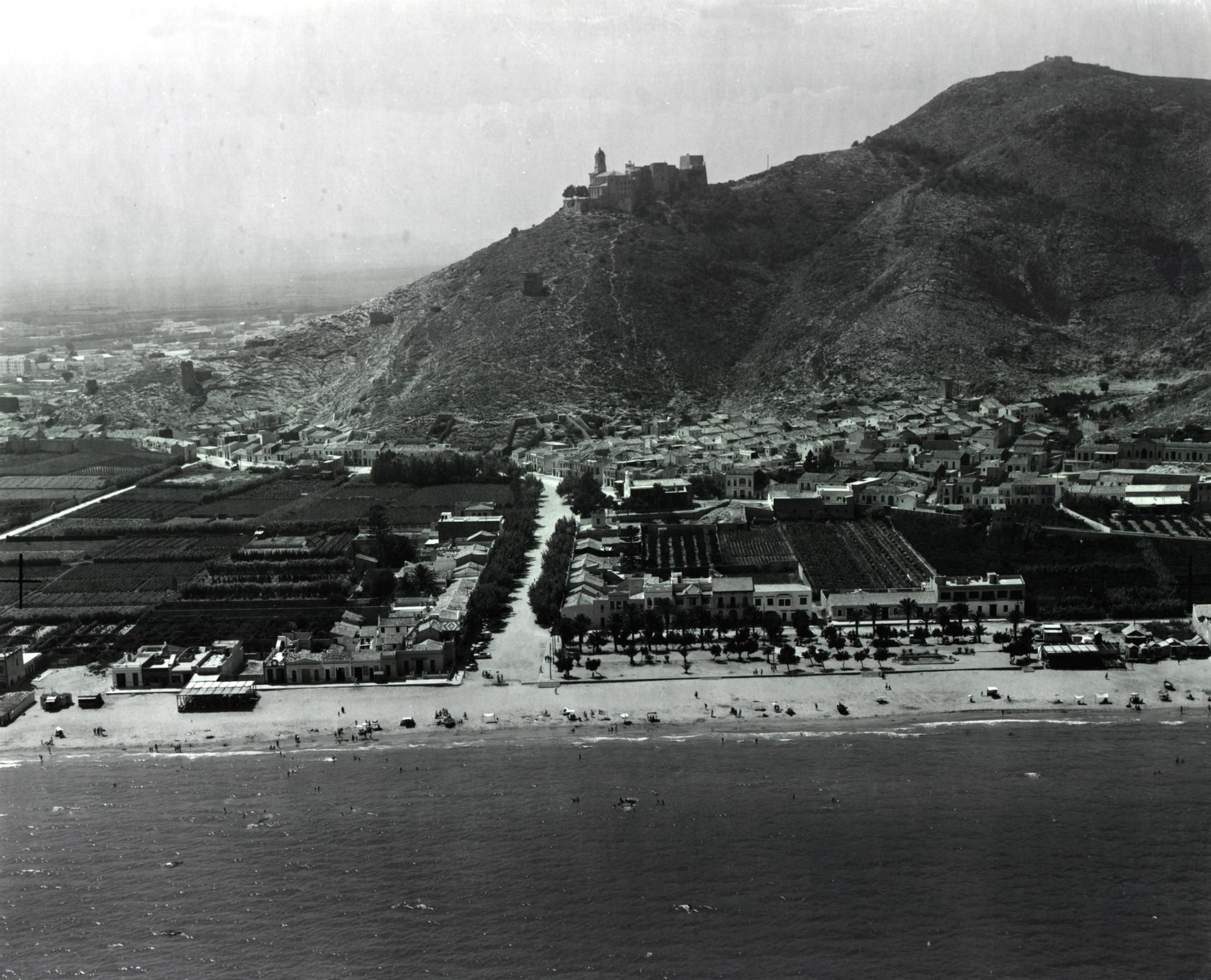 La playa, con los primeros merenderos y el castillo al fondo.jpg