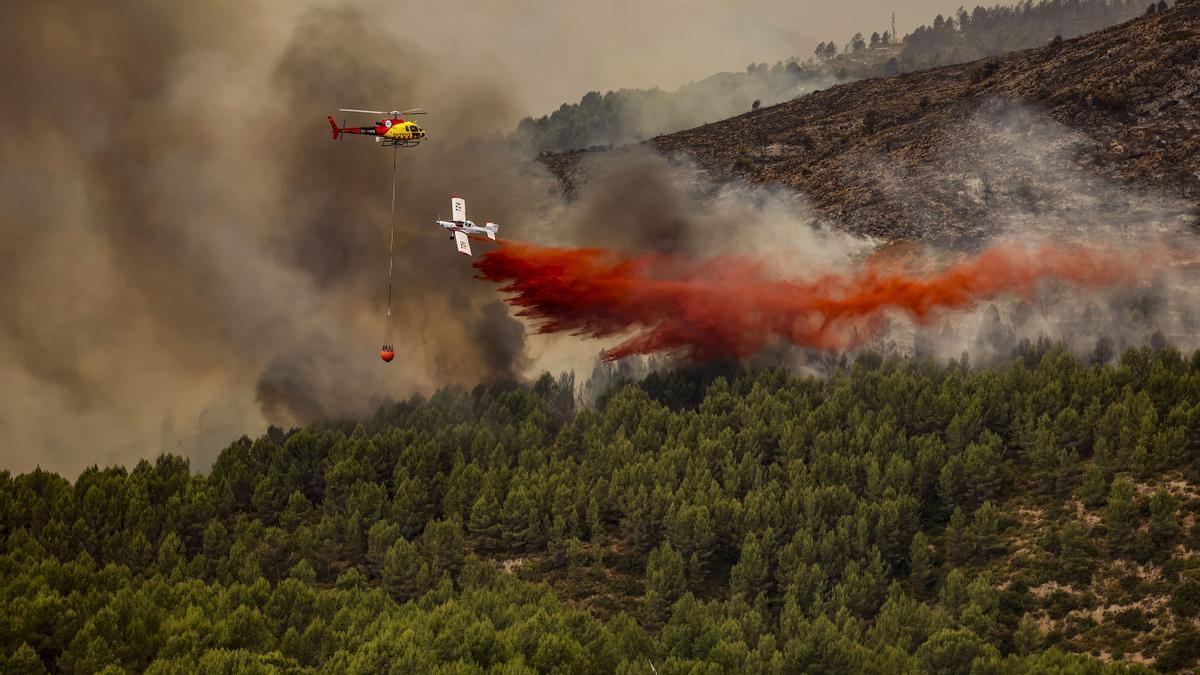 Medios aéreos frente al fuego en Bejís.