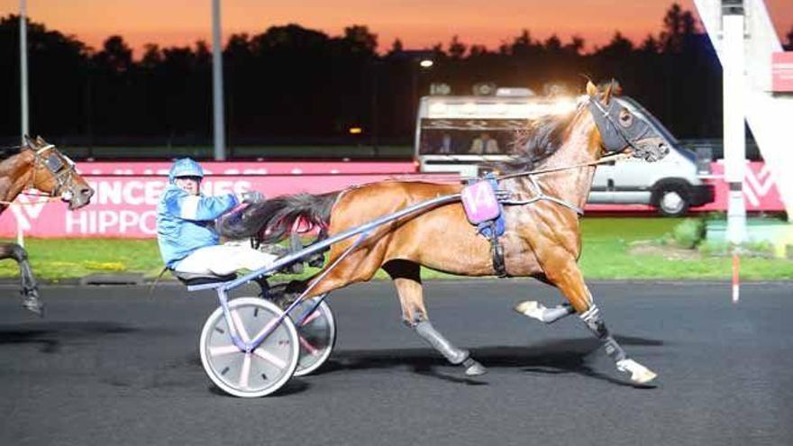 Don Williams, con Damià Ginard sobre su sulky, en el momento de cruzar como ganador la línea de meta de París-Vincennes.