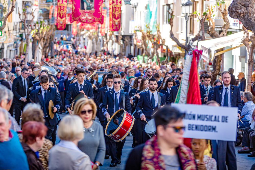 Más de 500 músicos marcan el ritmo en el inicio de las Fiestas de Benidorm