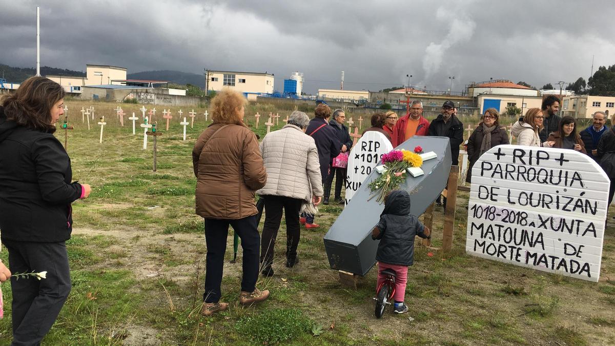 Vecinos de Placeres protestando cuando los terrenos se querían destinar a la ampliación de la EDAR, que está al fondo.