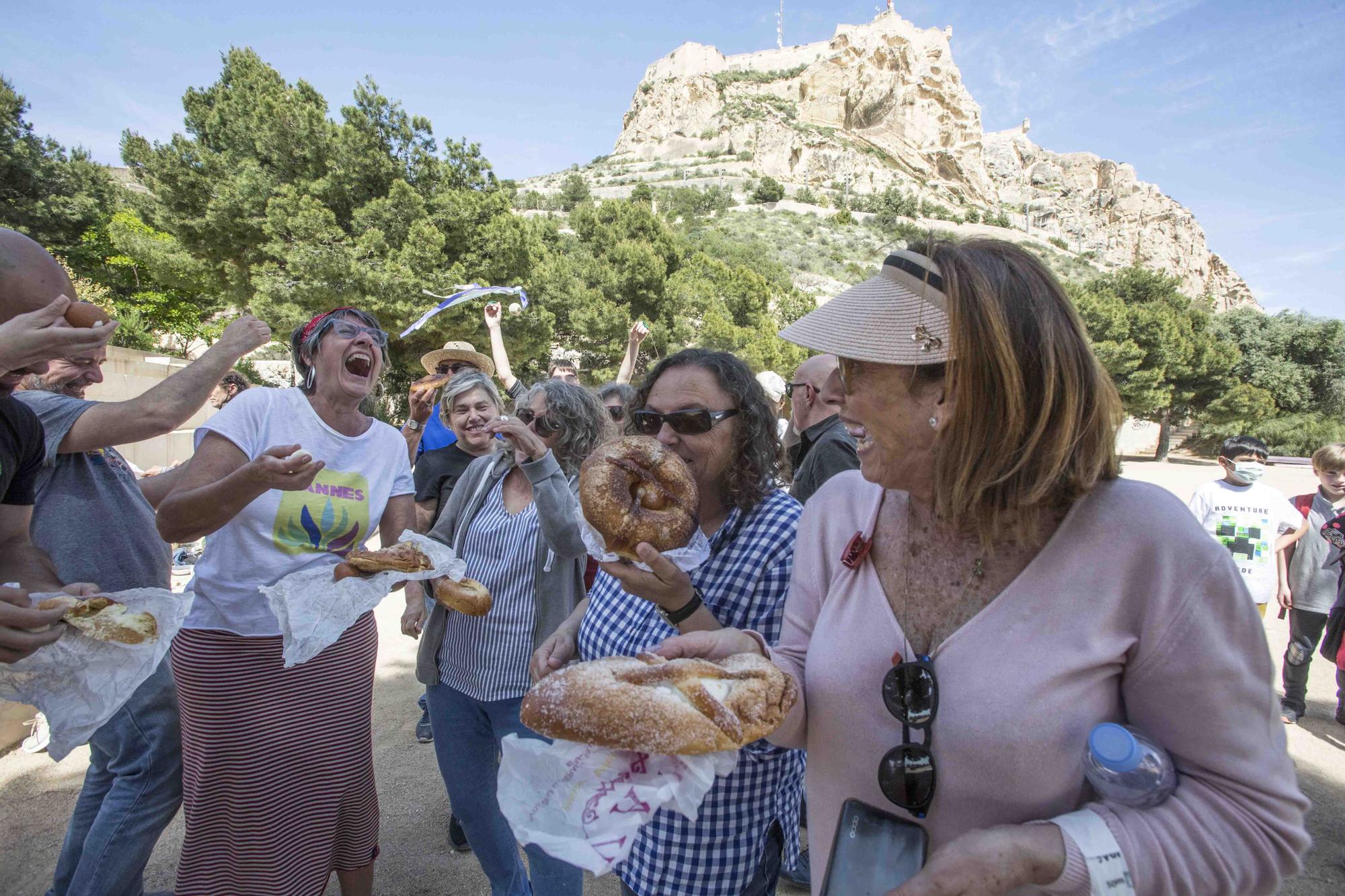 Mona reivindicativa en las faldas del Castillo de Santa Bárbara