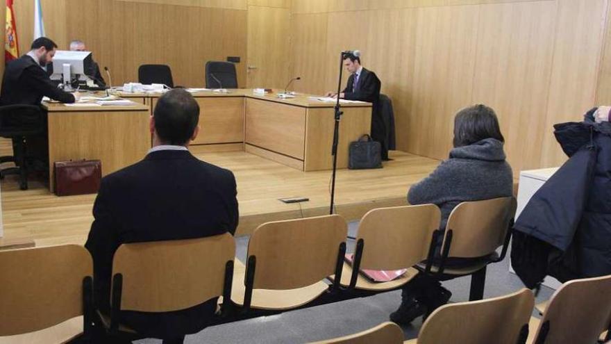 El inspector de Asuntos Internos (i.) y la policía de Ourense que lo denunció, en el juicio. // Iñaki Osorio