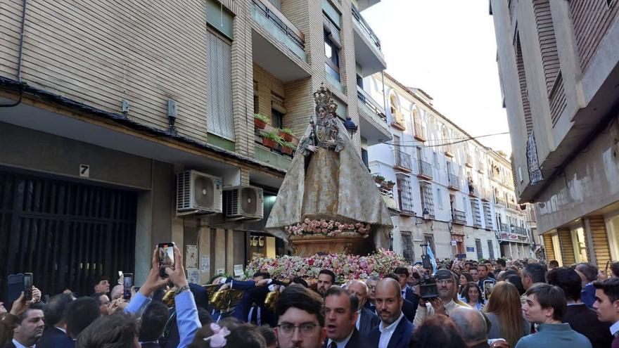 Los hermanos trasladan a la Virgen de Araceli a San Mateo.