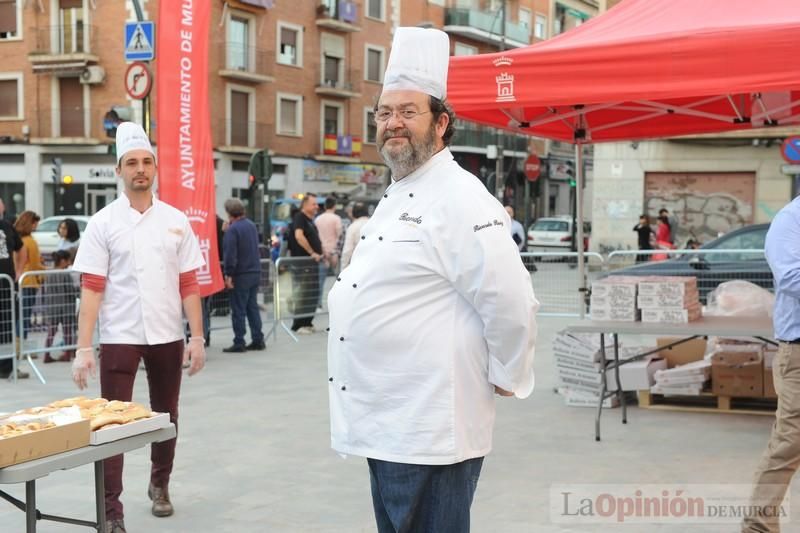 Reparto de monas en la Plaza de San Agustín de Murcia