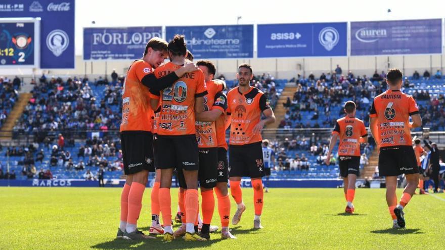 Los futbolistas de la Penya celebran uno de los goles en el Rico Pérez. | ARSEN VORONYY