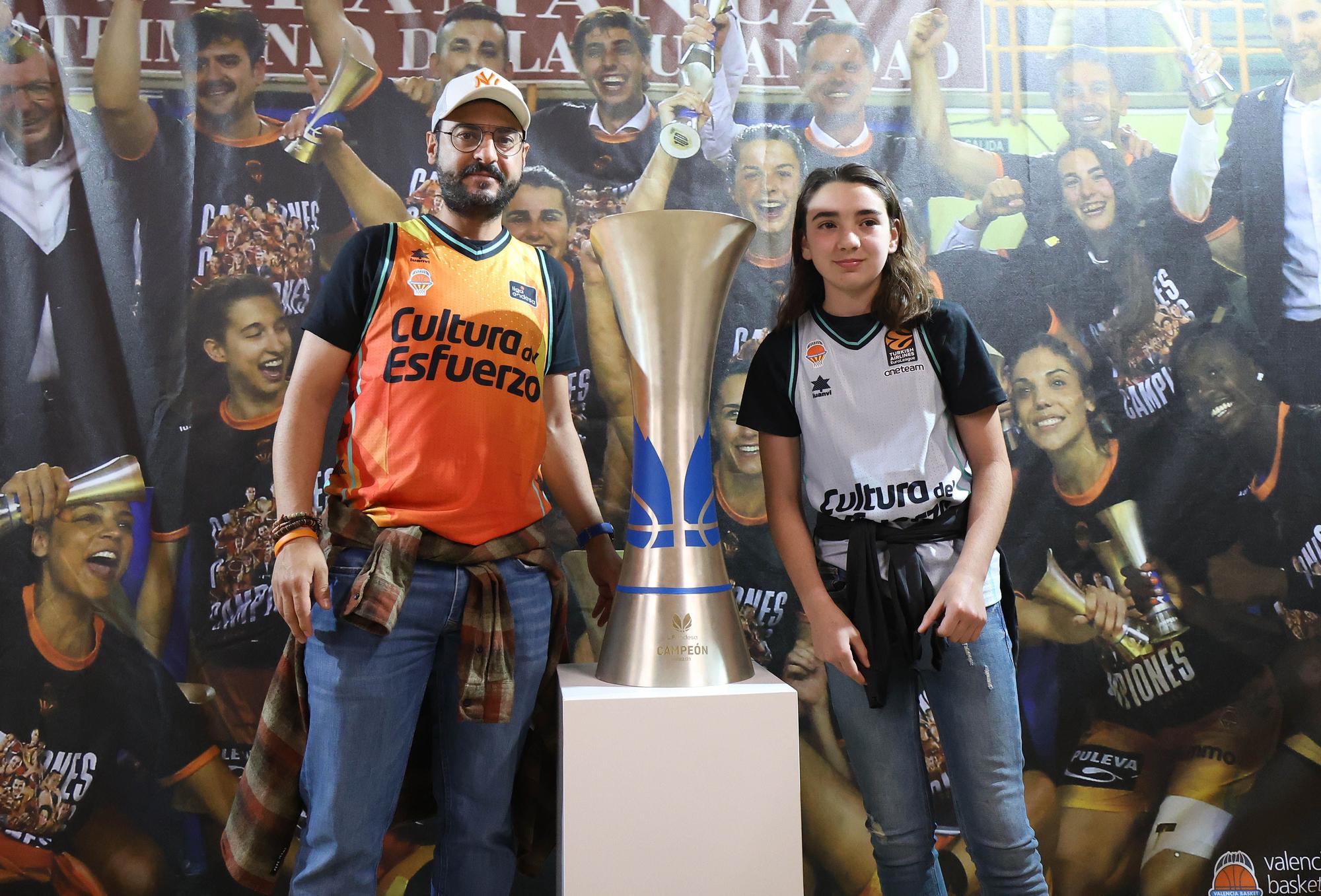 El trofeo de la Liga ya está en la Fonteta