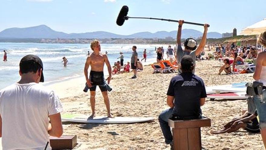 Remo Schulze gibt in einer Nebenrolle von „Willkommen im Club&quot; den Surflehrer. In dem Film geht es aber auch um ein Bootsflüchtlings-Kind