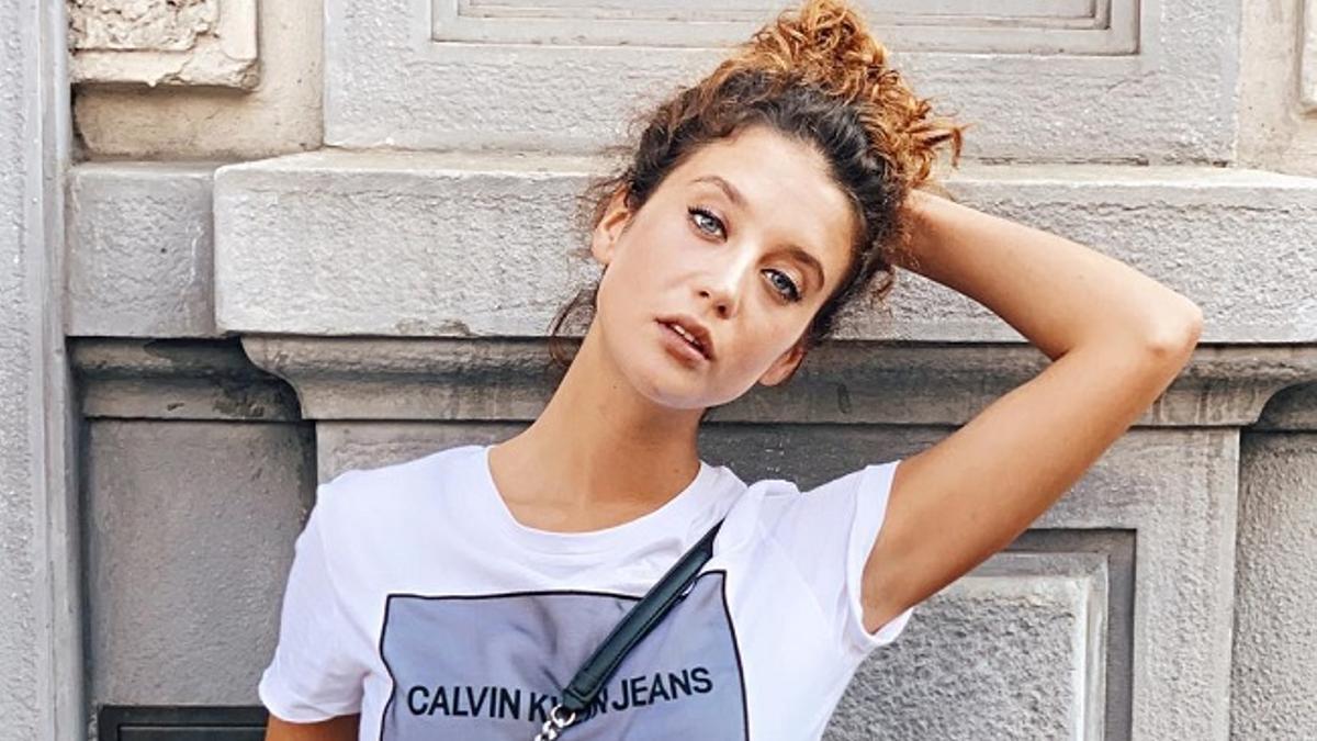 María Pedraza con vaqueros y camiseta de Calvin Klein