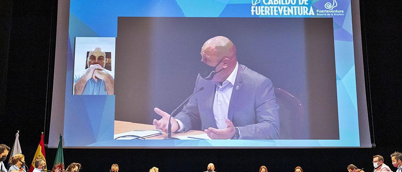 Un momento del pleno celebrado ayer por el Cabildo de F uerteventura.