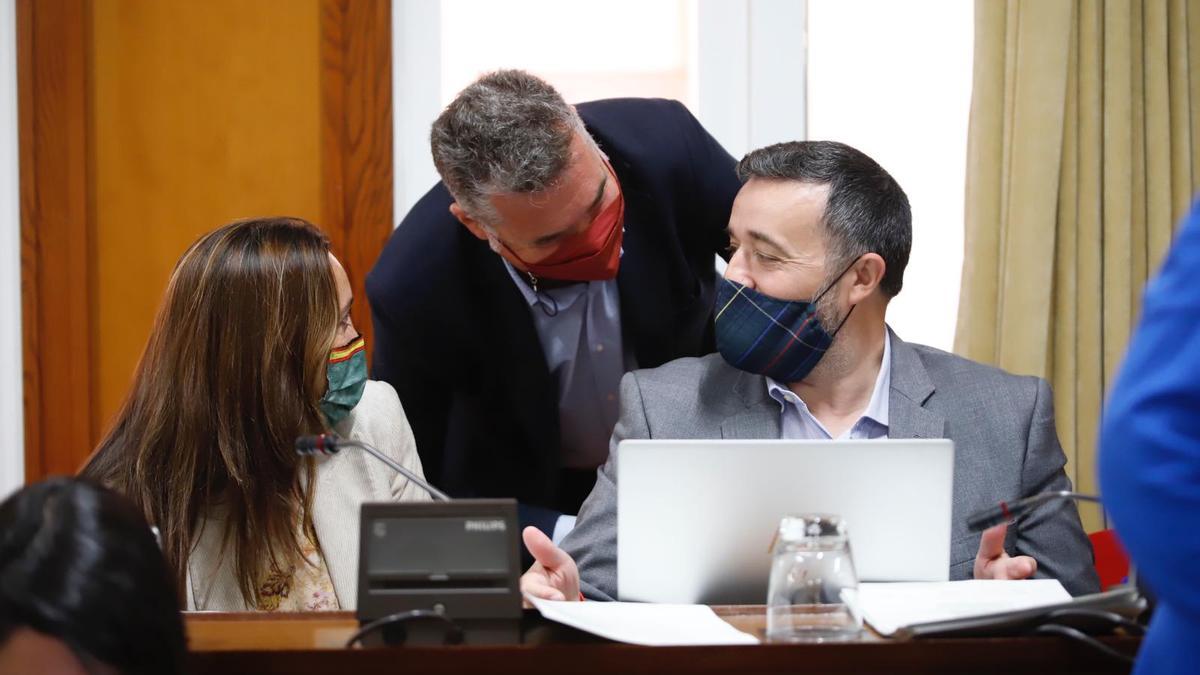 Los concejales de Vox, Paula Badanelli y Rafael Saco, ´hablan con Manuel Torrejimeno (Cs) en el pleno de hoy.