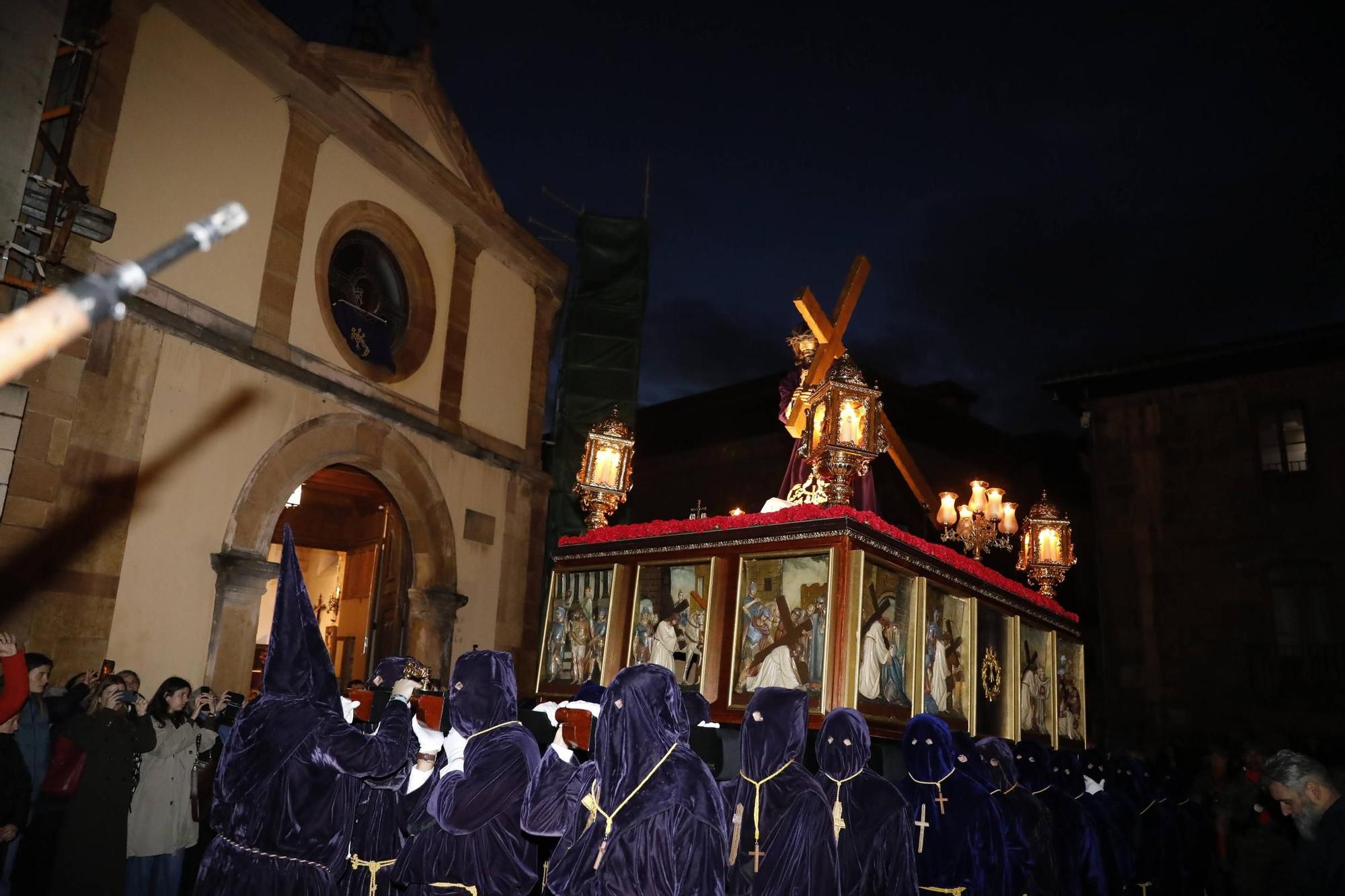 EN IMÁGENES | Procesión del Nazareno por las calles de Oviedo