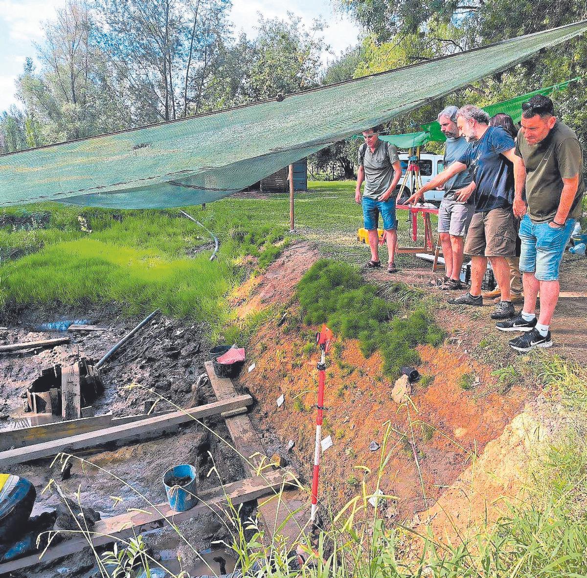 Xavier Terradas, al centre de la imatge, ens informa in situ de les darreres novetats arqueològiques d’aquest estiu a La Draga.