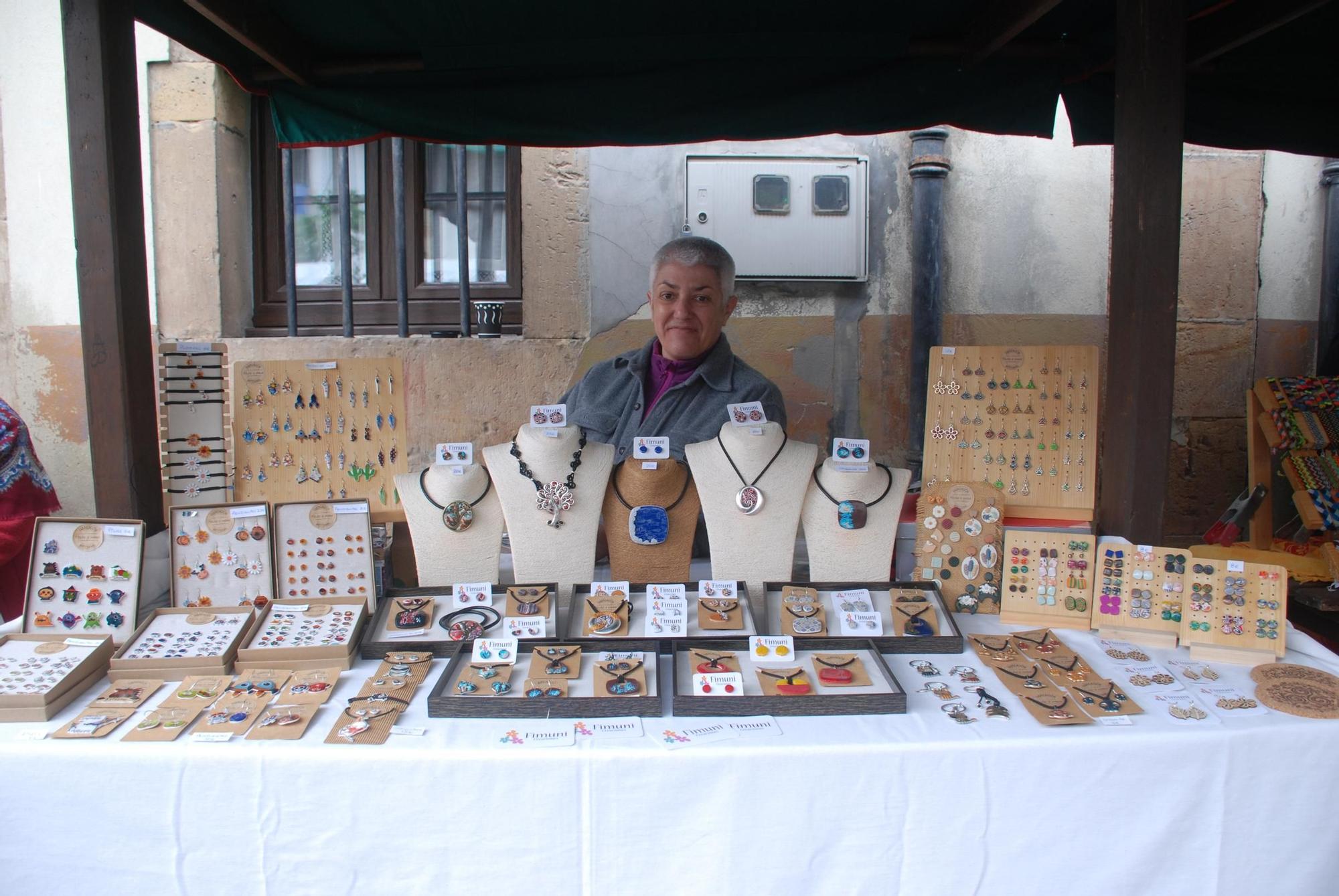 Mercáu d'artesanos del Válgame Fest en Arenas de Cabrales