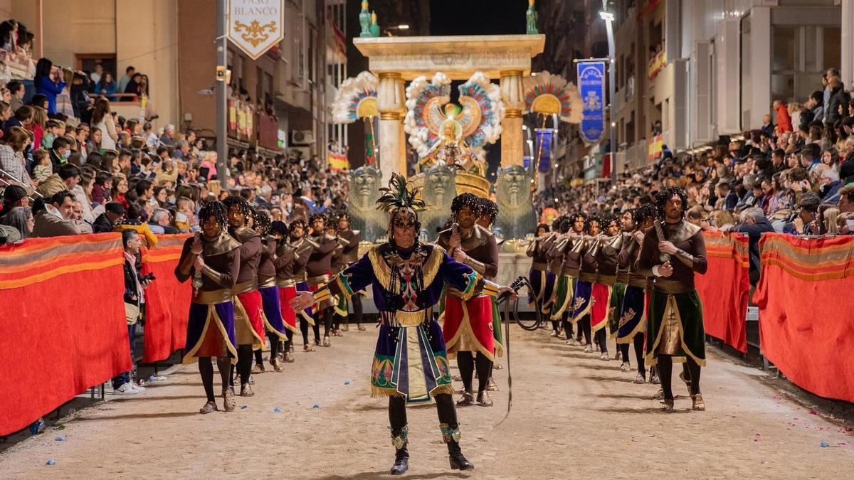 Blas Jesús Martínez encarnando al capataz de la carroza de la reina de Saba, del Paso Blanco, por la carrera principal de la Semana Santa.