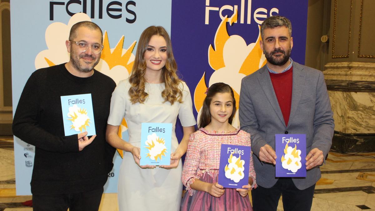 Didac Ballester, con Consuelo, Carla y Pere Fuset en la presentación de los carteles