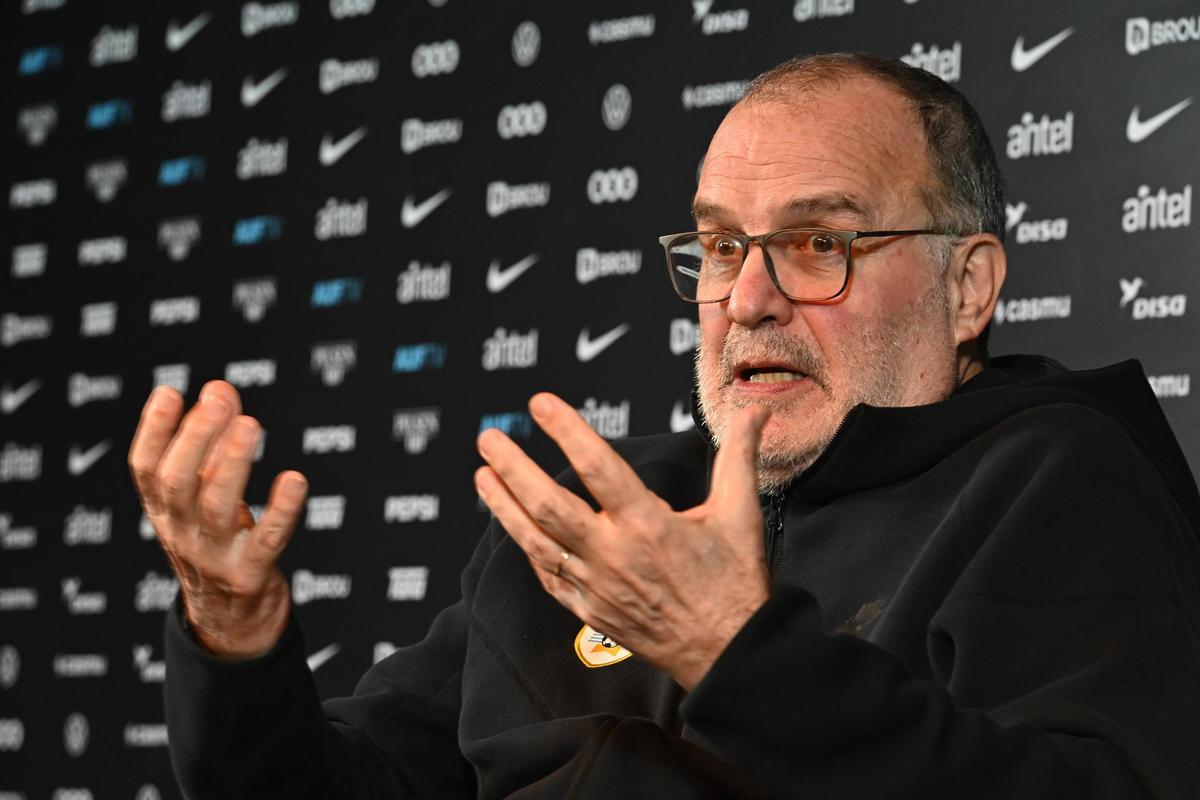 El seleccionador de Uruguay, Marcelo Bielsa, habla durante una rueda de prensa este viernes, en el Estadio Centenario en Montevideo (Uruguay). Bielsa confirmÃ³ que el central del AtlÃ©tico de Madrid JosÃ© MarÃ­a GimÃ©nez no jugarÃ¡ la Ãºltima doble fecha de las eliminatorias sudamericanas del Mundial de 2026. EFE/ Federico GutiÃ©rrez