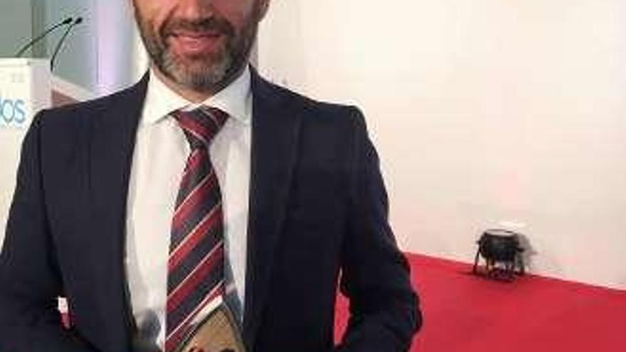 Alcalde con el premio. // FdV