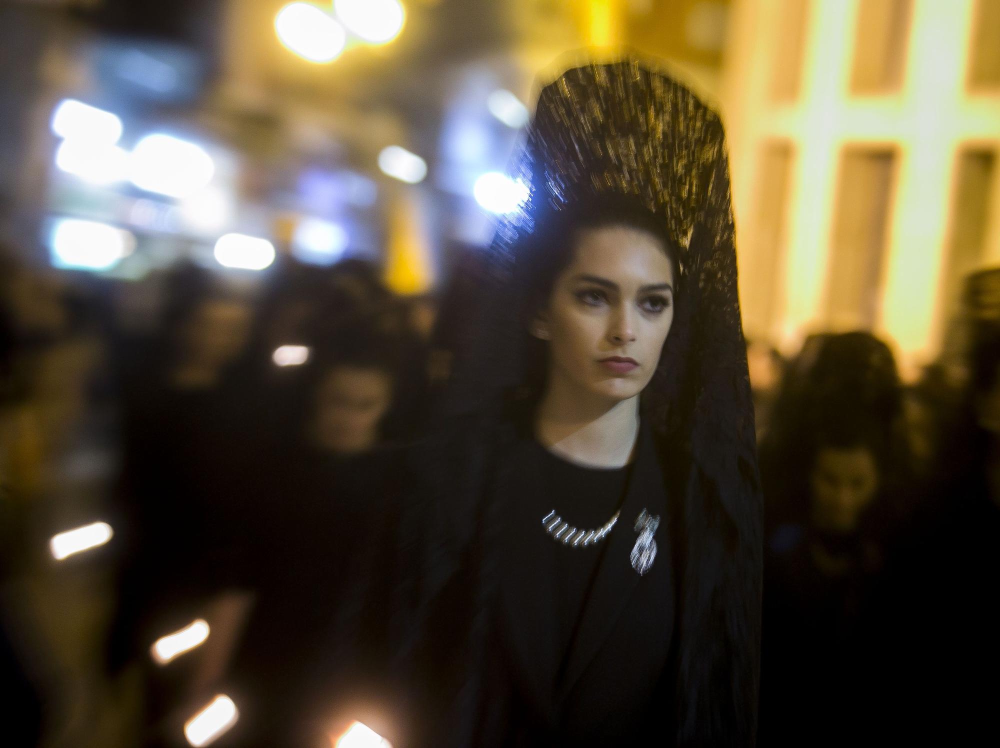 Dama de mantilla en la procesión de la Soledad de Santa María