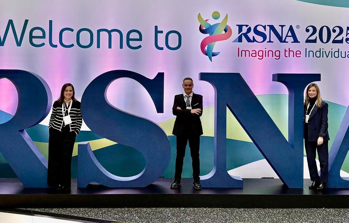 El jefe de Radiología del CHUS, Roberto García, con Cecilia Vieira y Sandra Baleato en Chicago.