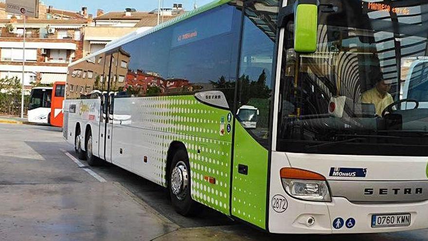 Un dels autocars que fan la línia directa Manresa-Barcelona