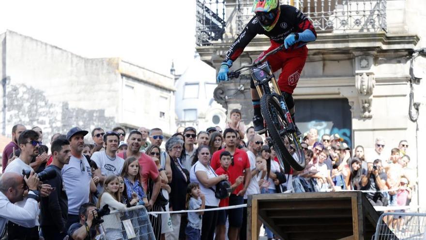 Un &#039;rider&#039; en el descenso al Cascp Vello