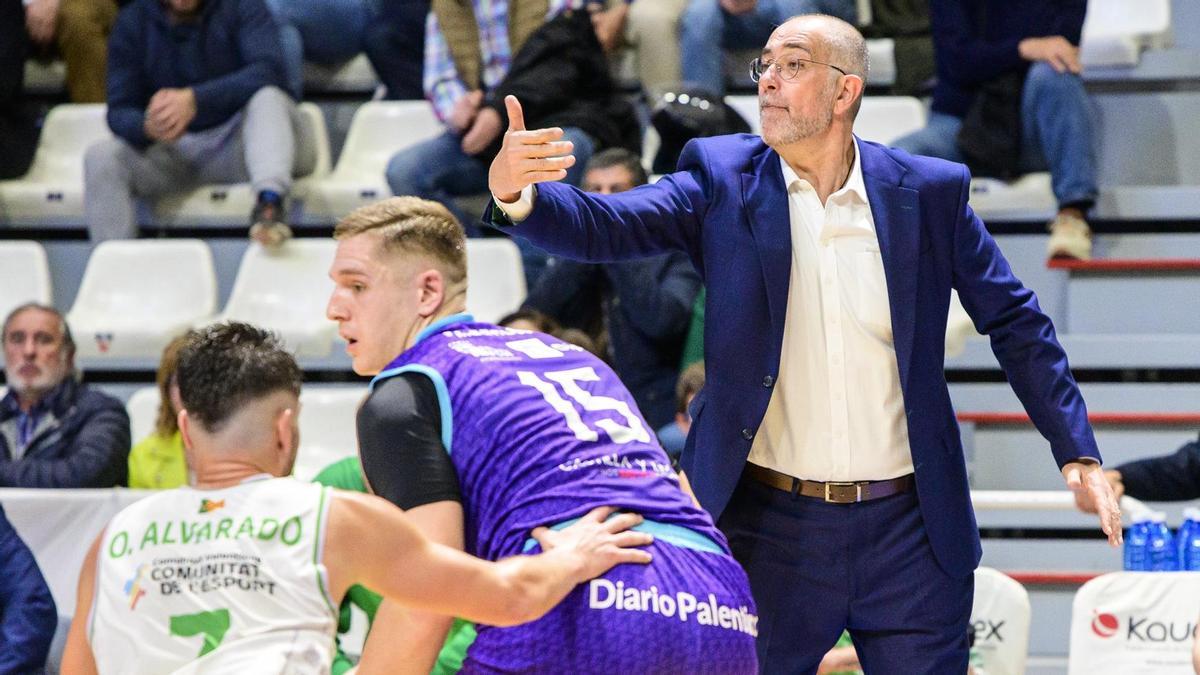 Juan Antonio Orenga da instrucciones a los jugadores del TAU.