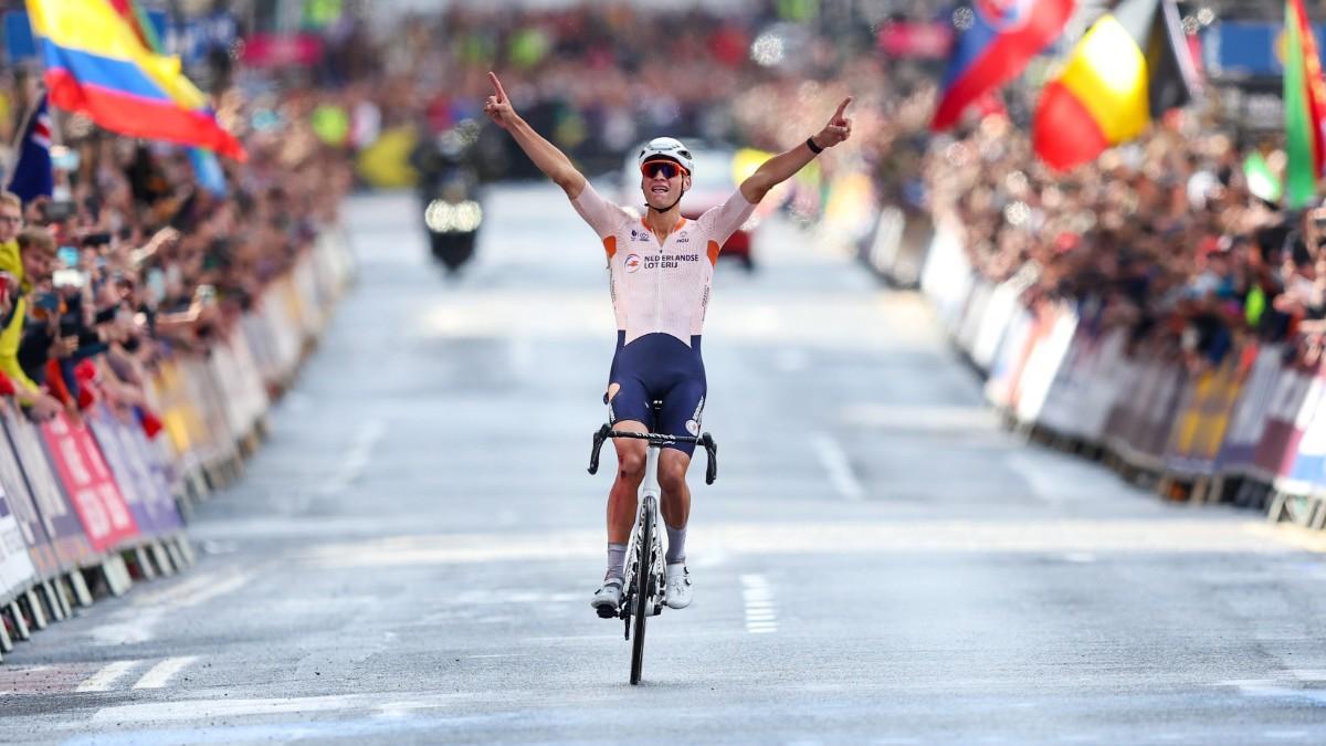 Van der Poel celebra su victoria en el Mundial