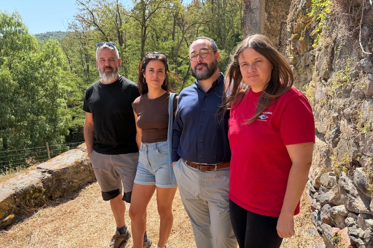 Els dos futurs masovers, Pere i Eli, amb l'arquitecte Borja Esteve i Marta Lloret a l'exterior