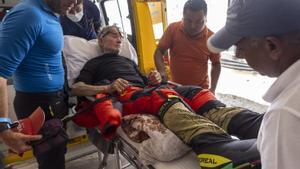 El escalador español Carlos Soria, de 84 años, fue evacuado este jueves a un hospital de Katmandú tras el accidente en el pico Dhaulagiri que le obligó a abandonar su último intento por alcanzar uno de los dos ochomiles que le resta para convertirse en la persona más longeva en coronar los catorce picos más altos del planeta. EFE/EPA/NARENDRA SHRESTHA