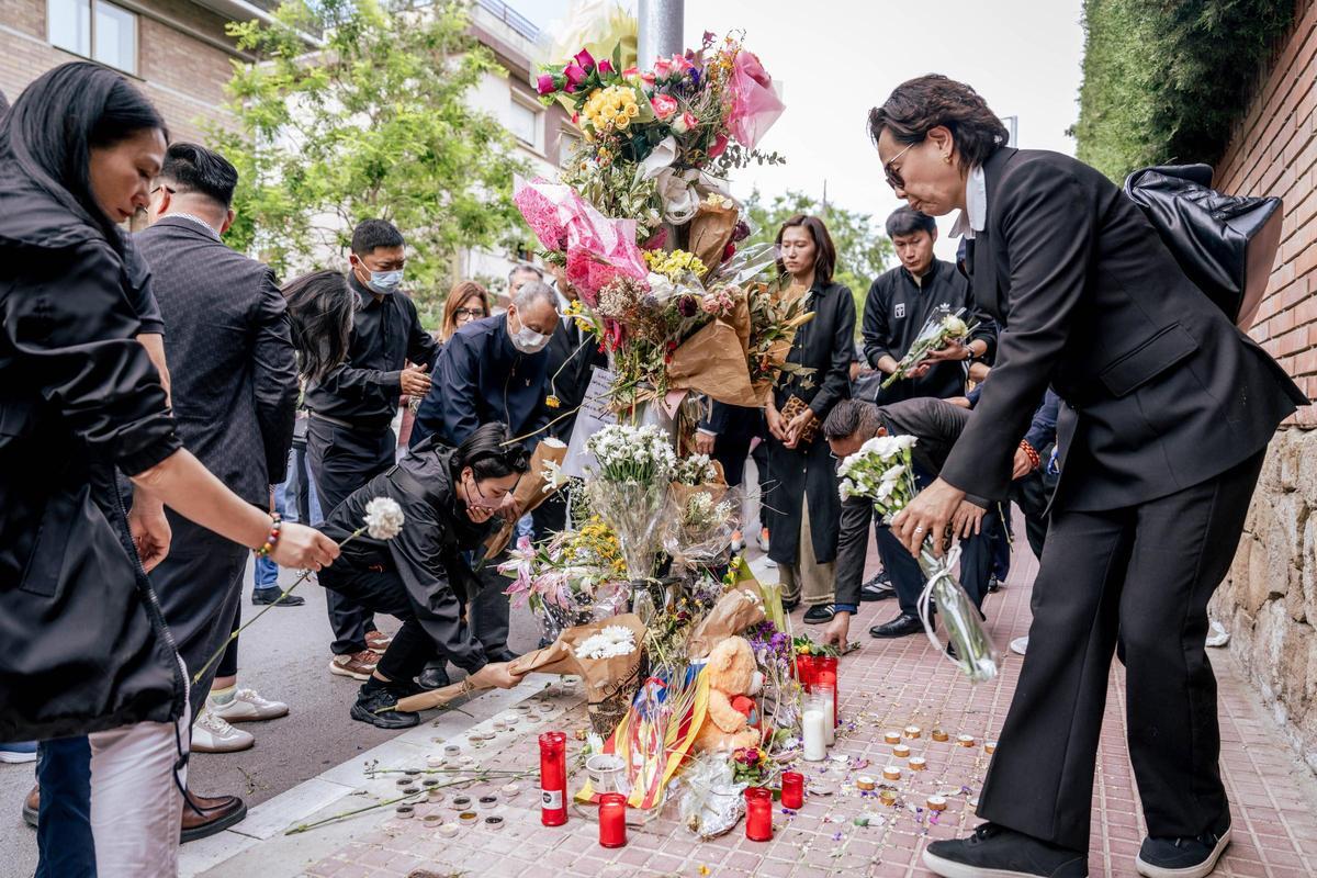 Acto en homenaje a la mujer asesinada en Esplugues con la presencia del padre de la víctima, que ha viajado desde China