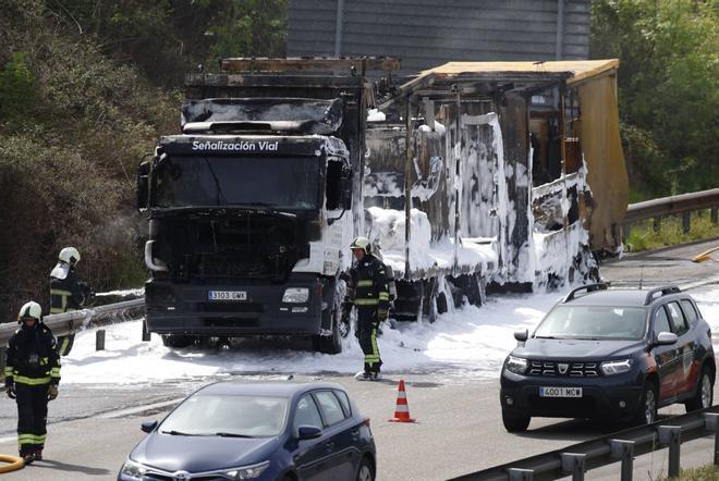 EN IMÁGENES: Así fue el incendio de un camión en la autopista "Y"