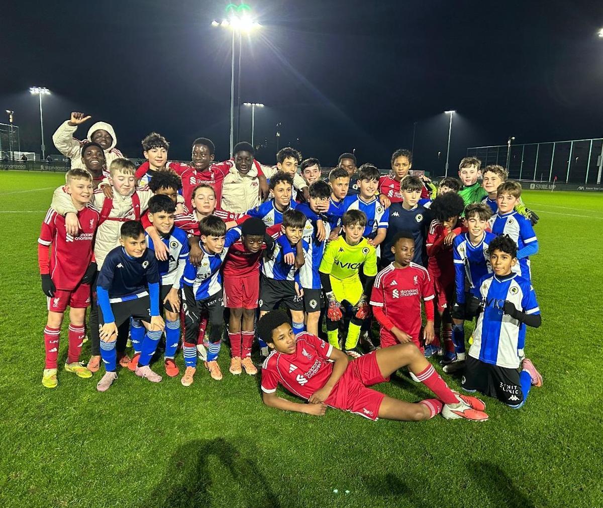 Jugadores de las categorías infantiles del Hércules y el Liverpool, juntos en la academia del club inglés.