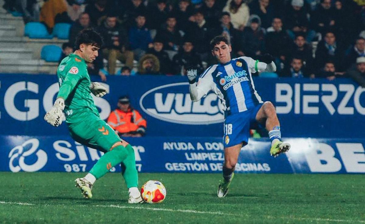 Coke despeja el balón ante Borja Vázquez, de la Ponferradina, ayer en El Toralín | SDP
