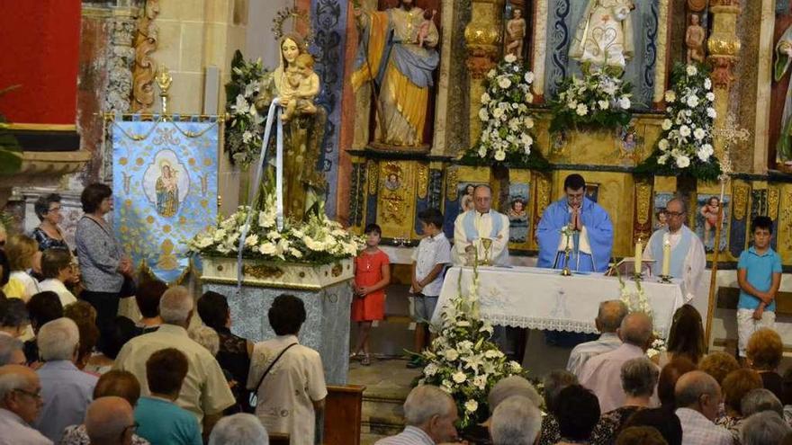 Celebración de un oficio religioso en el santuario de La Tuiza.