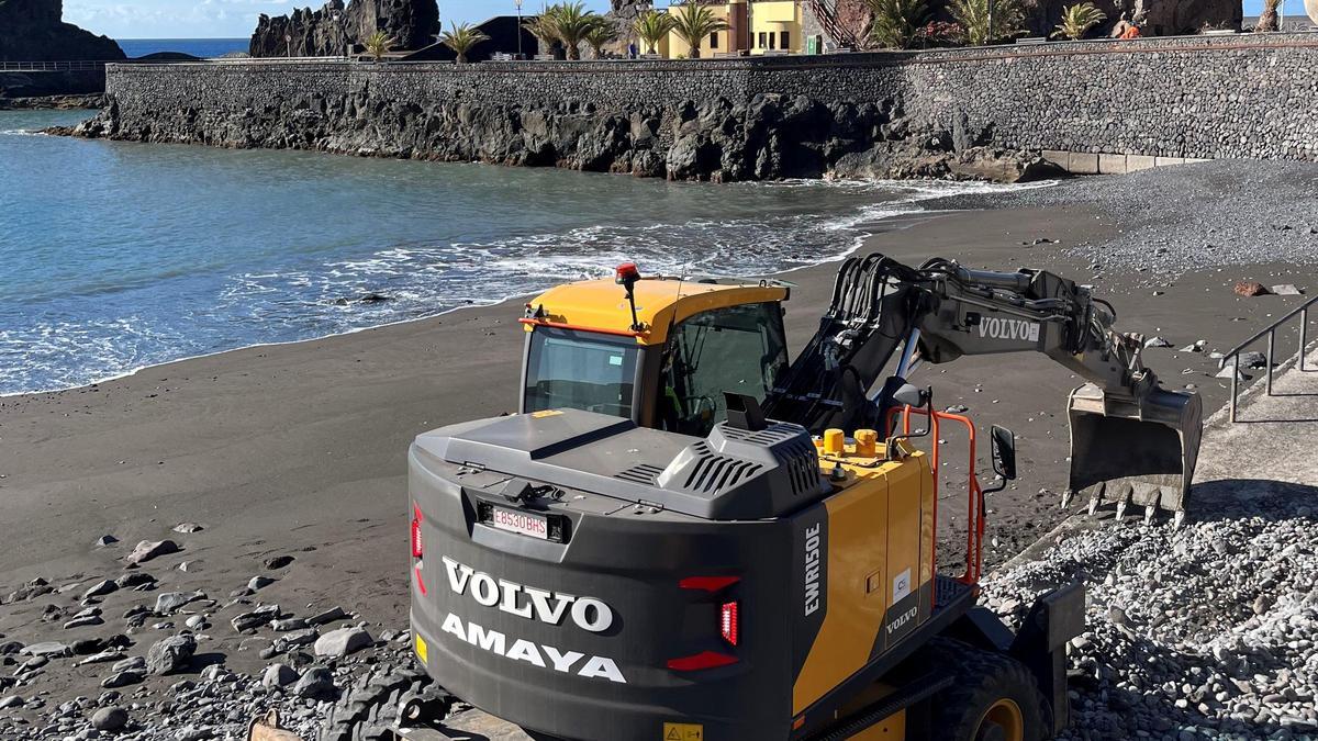 Maquinaria acondicionamiento la playa de La Cueva, en San Sebastián