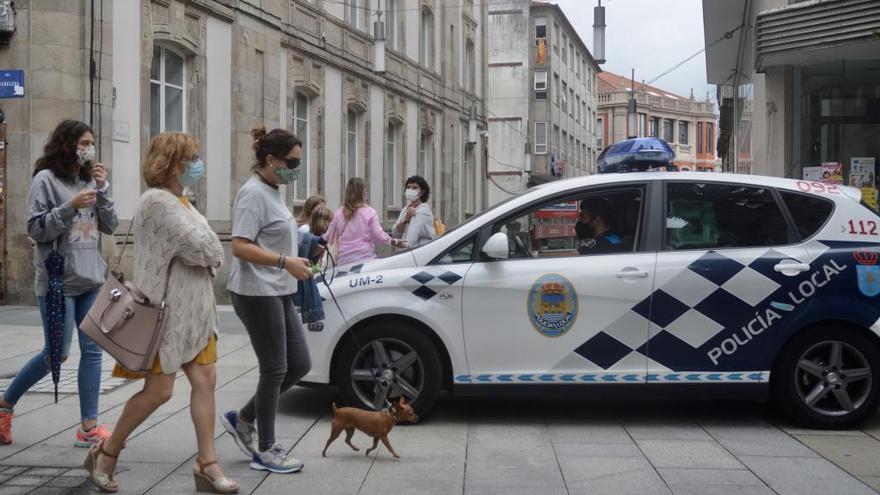 Una patrulla de la Policía Local por el centro de Pontevedra.