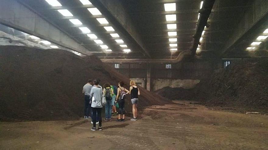 Una imatge de l&#039;interior de la planta de compostatge de la Garrotxa en una visita guiada.