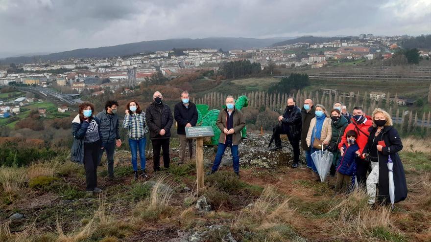 Autoridades y vecinos de Santiago en la inauguración de la Ruta Mitolóxica por el Monte Viso. Foto: CDS