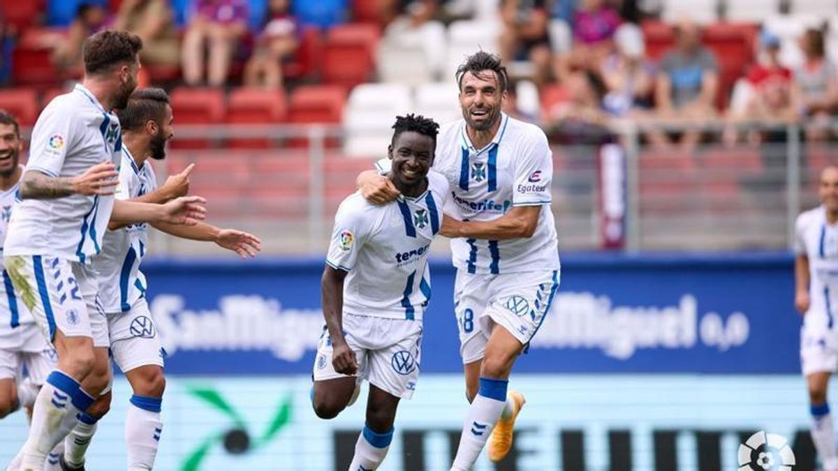 Dauda celebra un gol con el representativo.