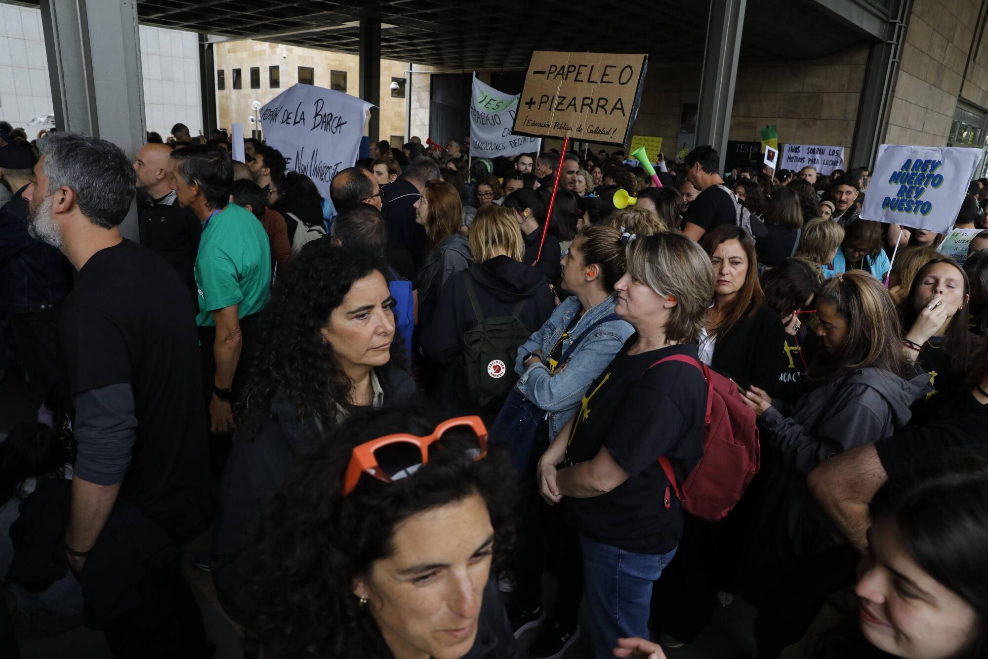 Cientos de profesores se concentran en Oviedo mientras Gobierno y sindicatos negocian.