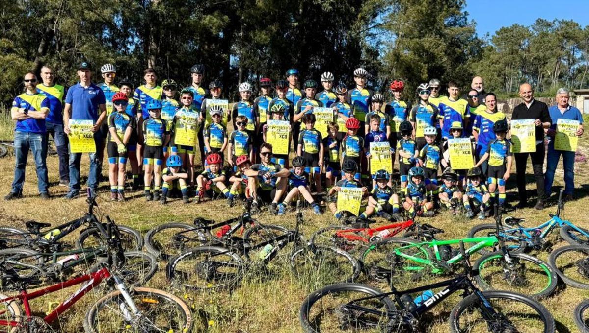 Pelotón ciclista na presentación das probas.   | // D.P.