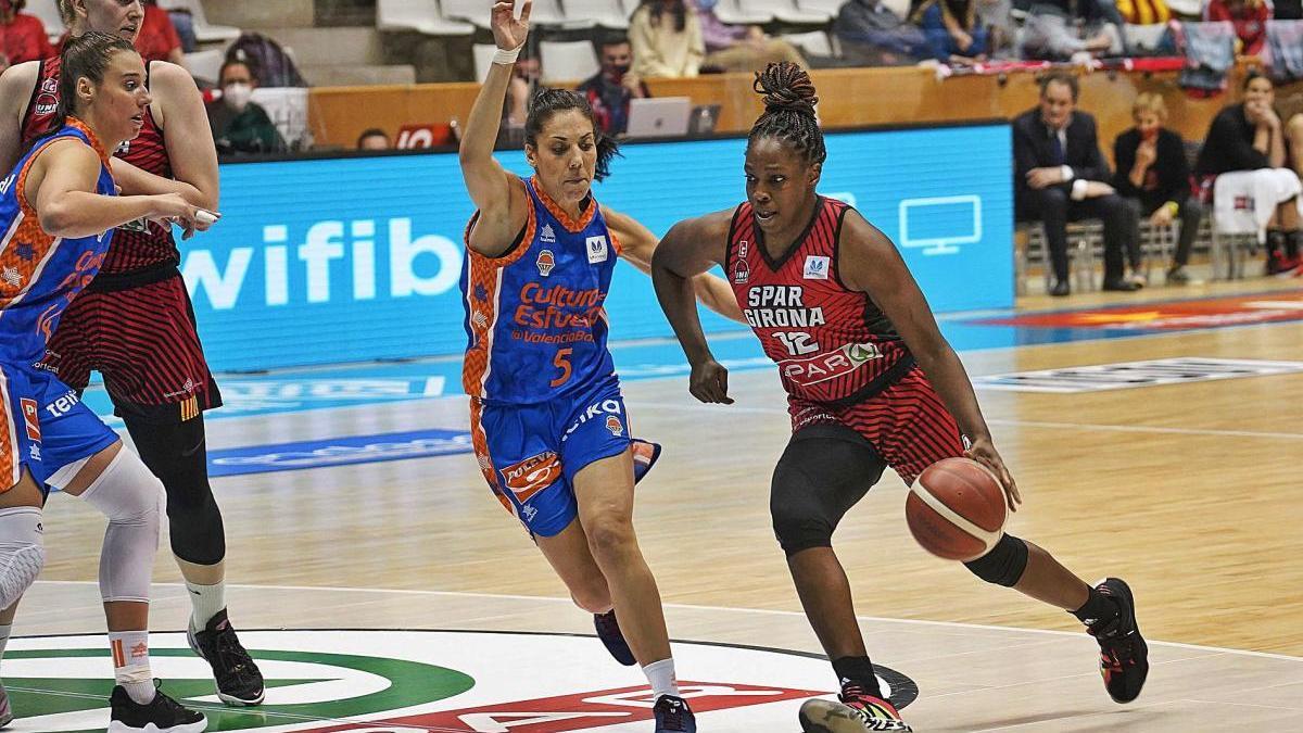 Chelsea Gray prova de penetrar a cistella defensada per Cristina Ouviña en el partit de dimecres a Fontajau.