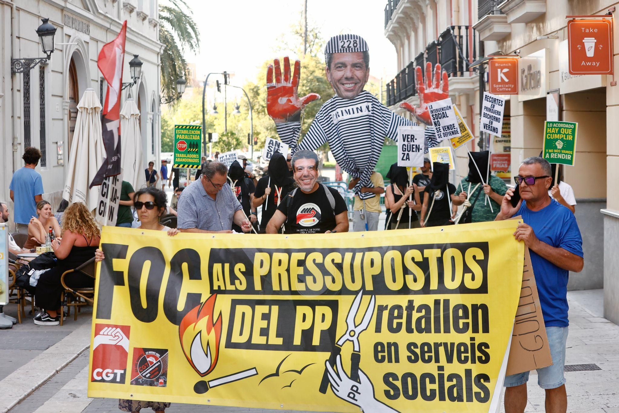Así ha sido la concentración frente al Palau contra los recortes del Consell