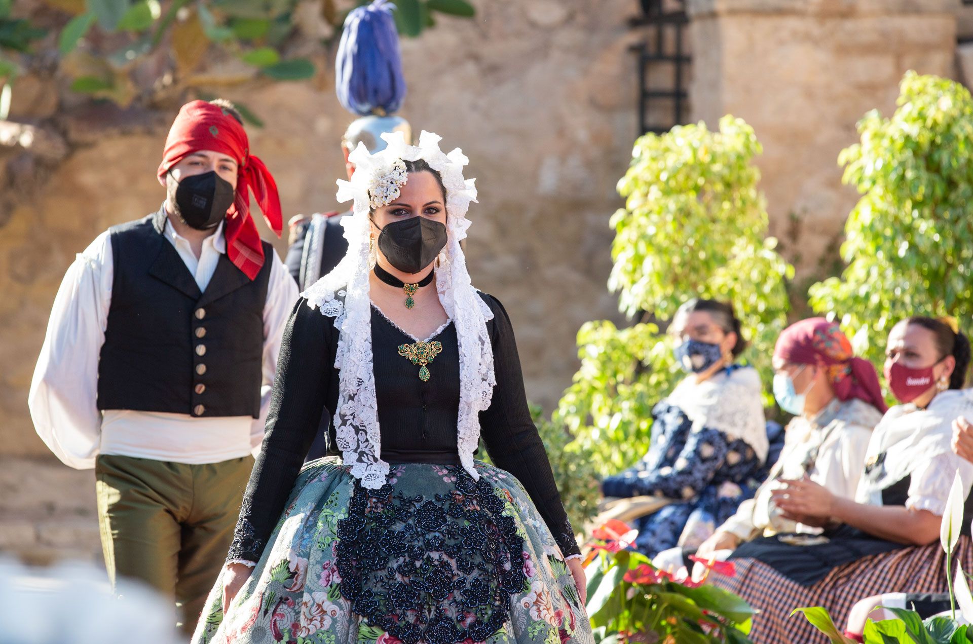 Hogueras de Alicante: El Ayuntamiento recibe a las 79 candidatas a Bellea del Foc